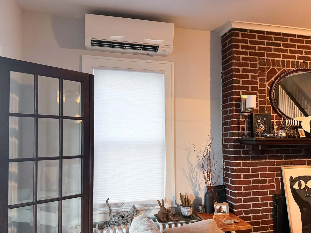 Mini split indoor head mounted on the wall of a living room